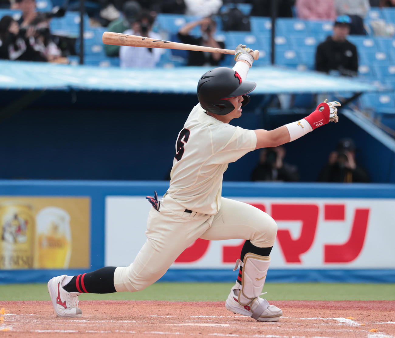 国学院大対日大　6回裏日大2死一、二塁、谷端は左中間に適時二塁打を放つ（撮影・柴田隆二）