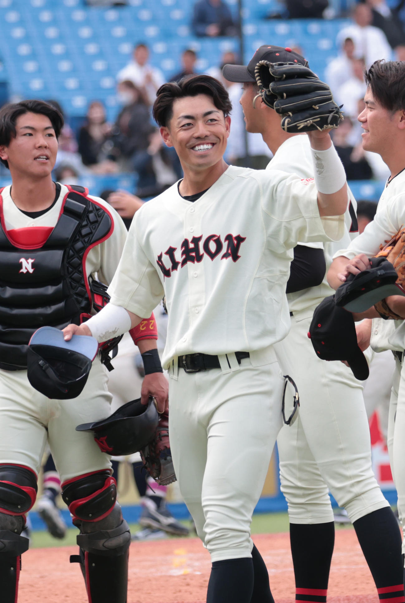 国学院大対日大　決勝打の日大・谷端は笑顔を見せる（撮影・柴田隆二）