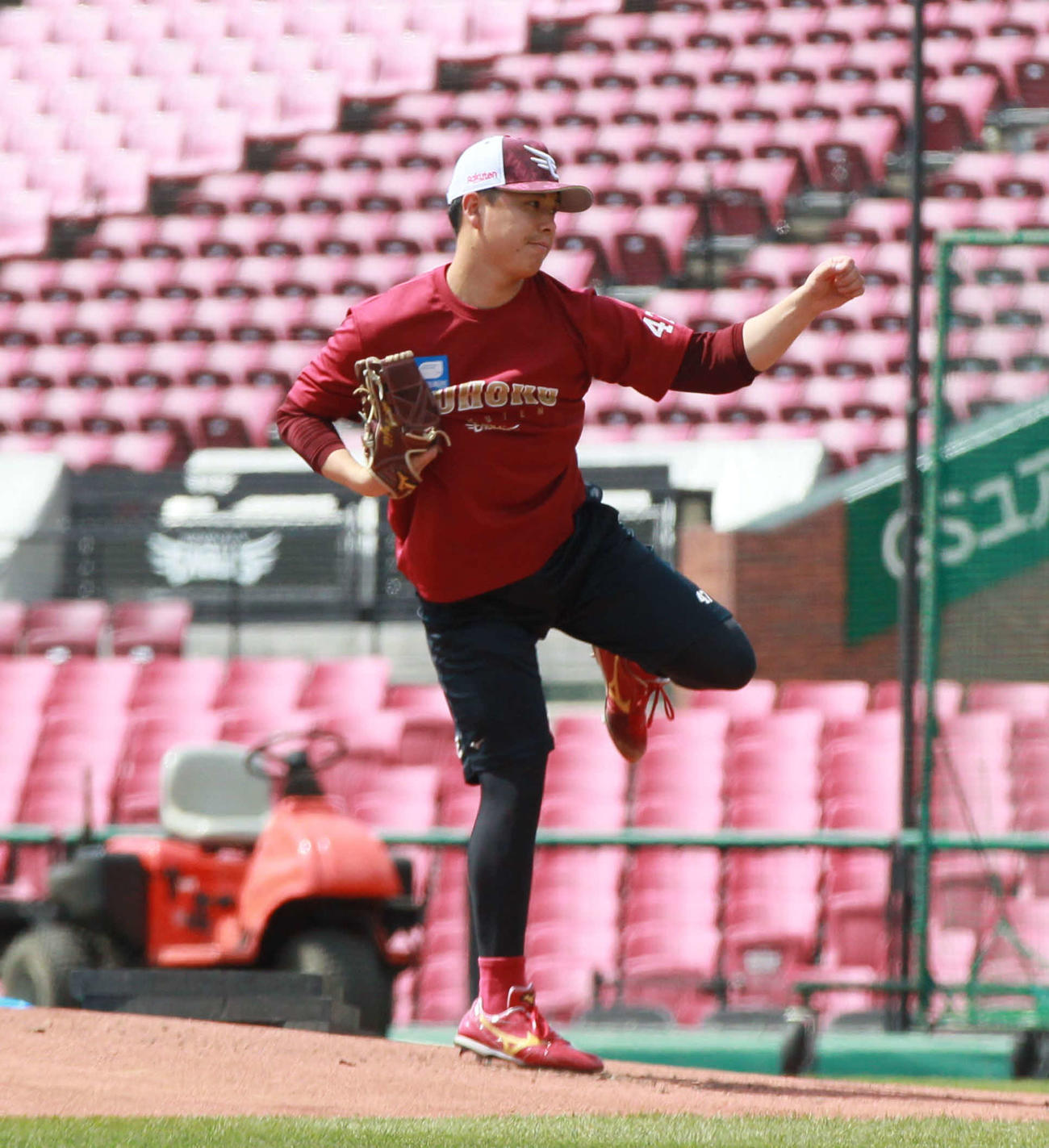 マウンドで投球練習をする楽天・藤井（撮影・高橋香奈）