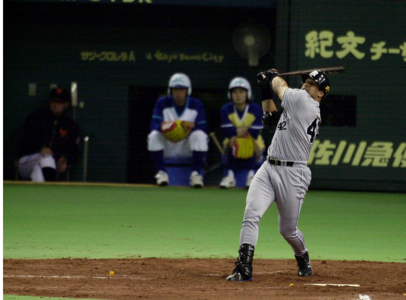 2001年3月31日　巨人対阪神　5回表阪神2死一、三塁、中越えに来日第1号となる勝ち越し3点本塁打を放つイバン・クルーズ。左は長嶋茂雄監督
