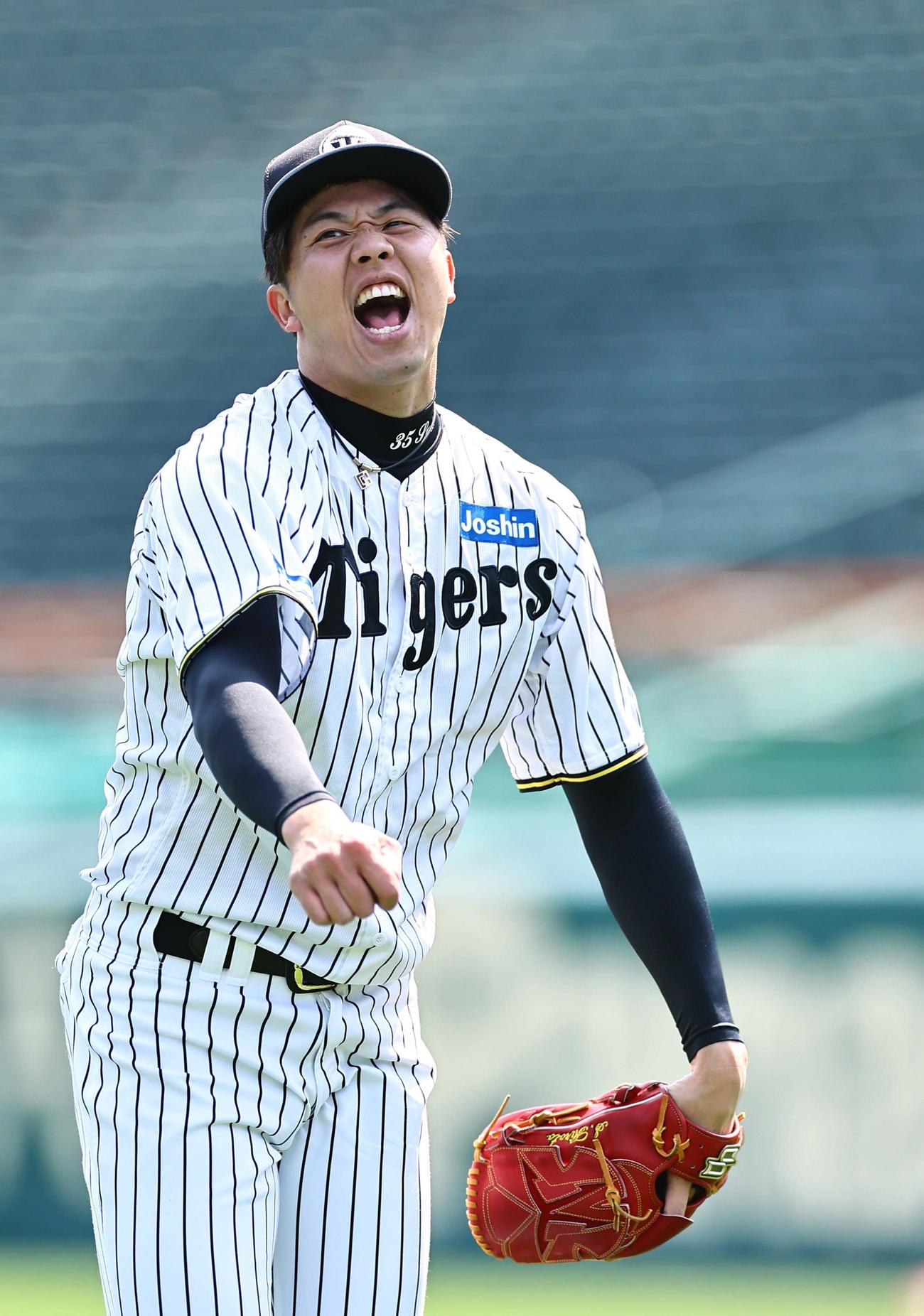 表情豊かにキャッチボールをする才木（撮影・上田博志）