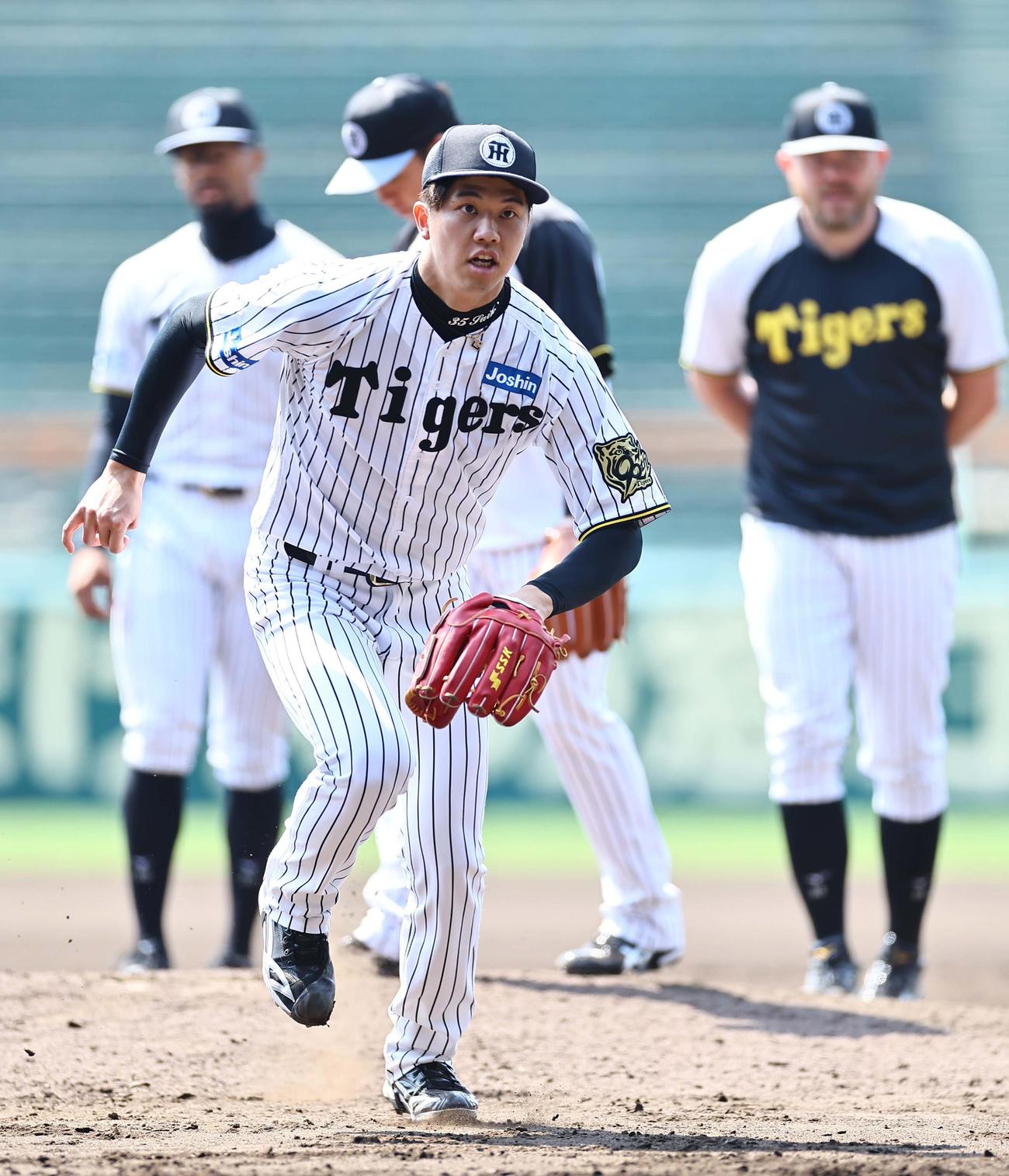 投内連係プレーの練習をする才木（撮影・上田博志）