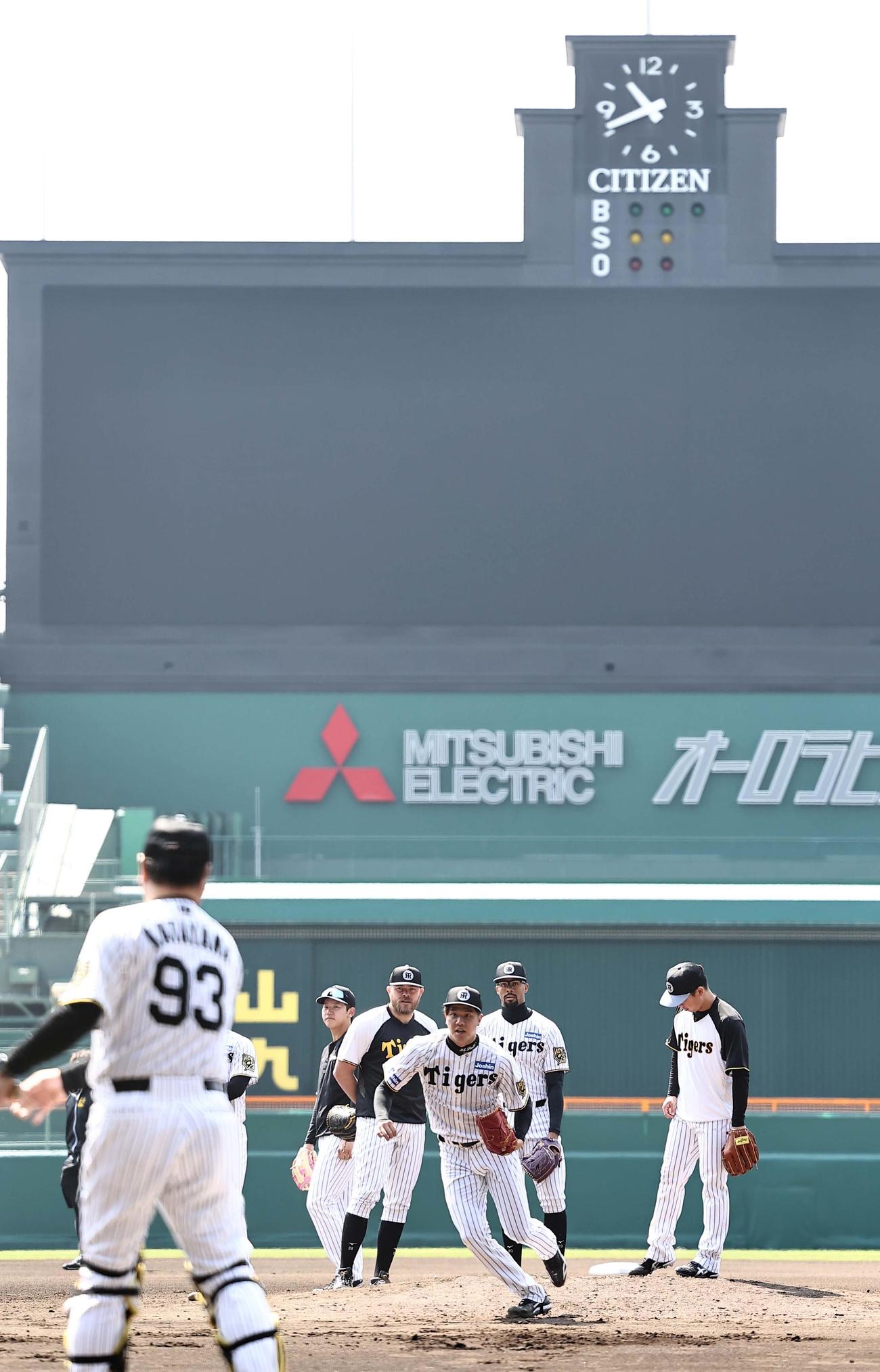 甲子園球場で練習する才木（中央）、ビーズリー（同左）、デュプランティエ（同右）ら投手陣（撮影・上田博志）