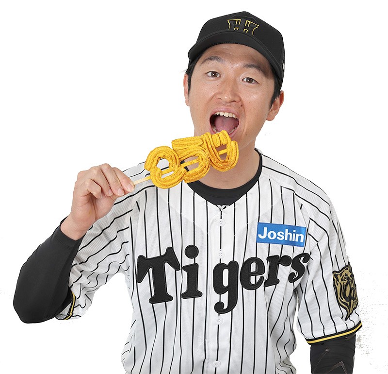 「DANNY CHURROS」とコラボした、「タイガース推しチュロス」をほおばる阪神近本（球団提供）