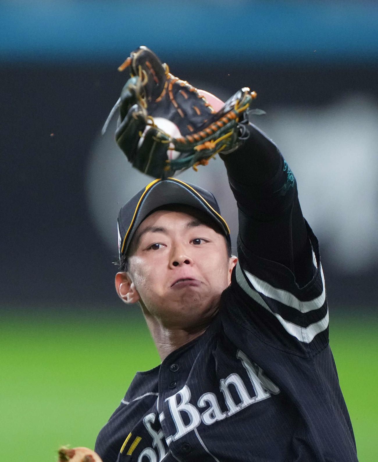 2日、日本ハム戦で石井の飛球を好捕するソフトバンク今宮