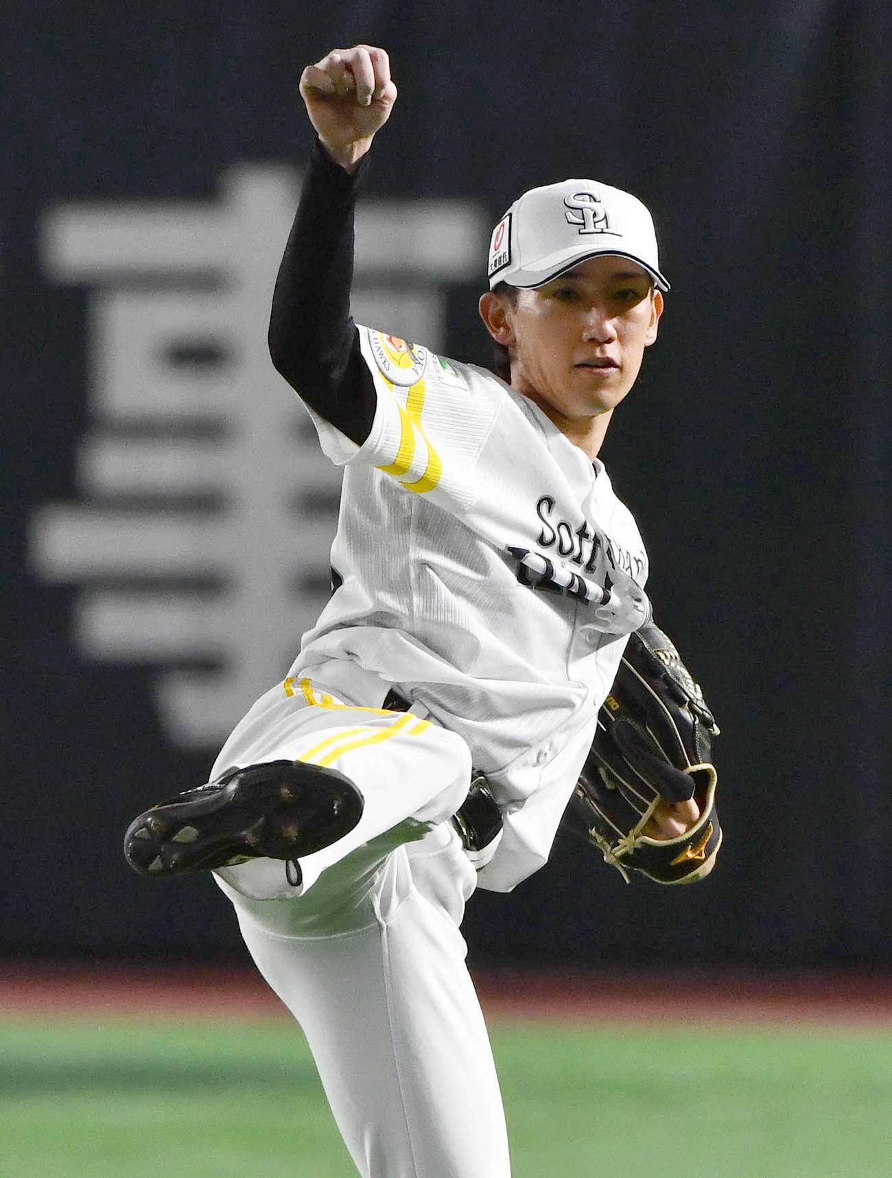 キャッチボールを行うソフトバンク大津（撮影・岩下翔太）