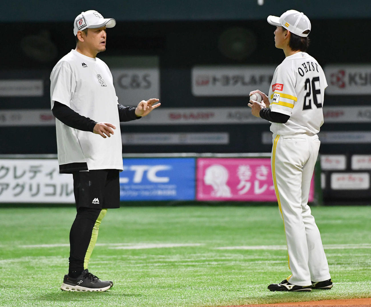 マウンドでの投球を終えた大津（右）と話すソフトバンク倉野コーチ（撮影・岩下翔太）