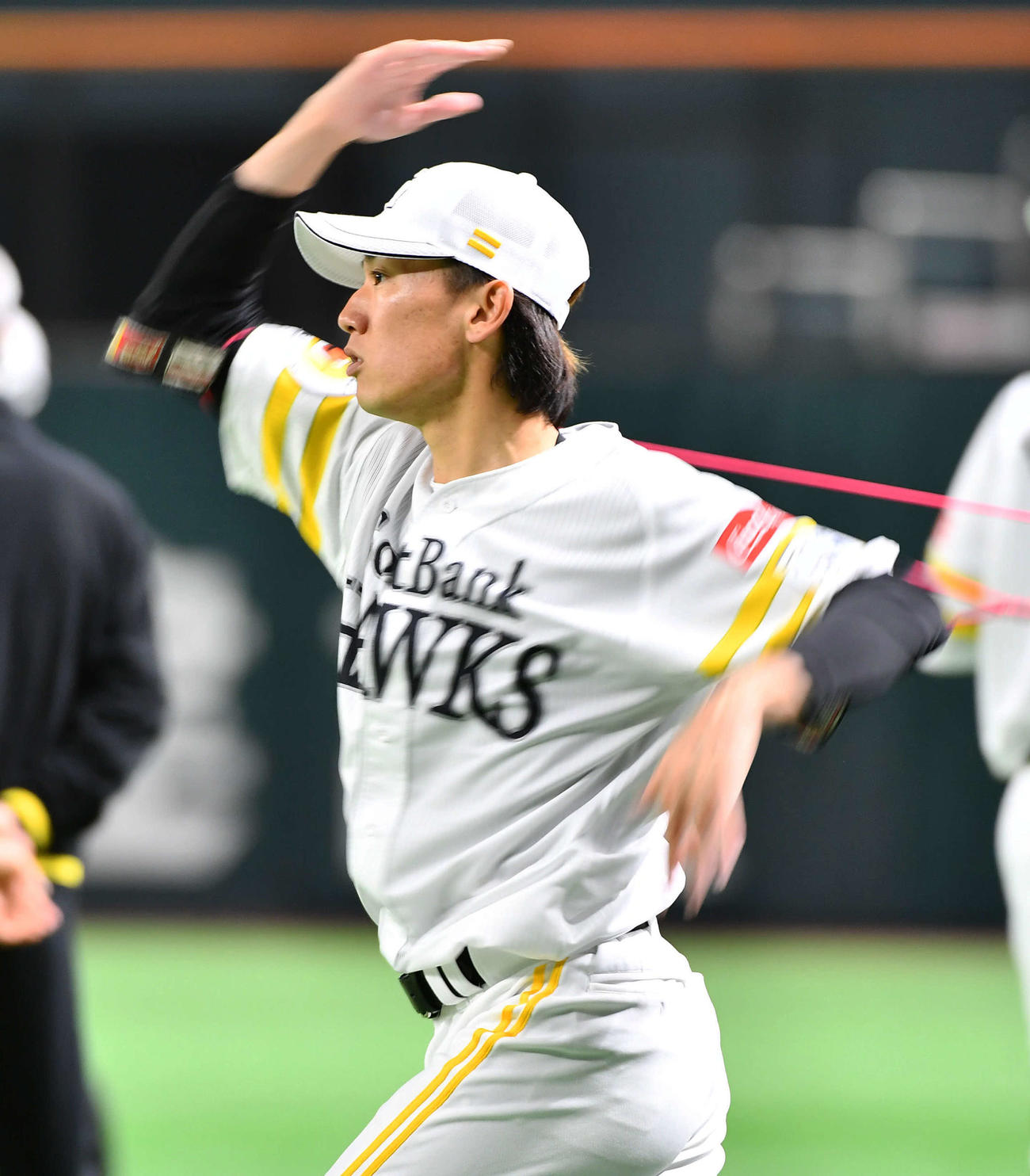 肩をほぐすソフトバンク大津（撮影・岩下翔太）