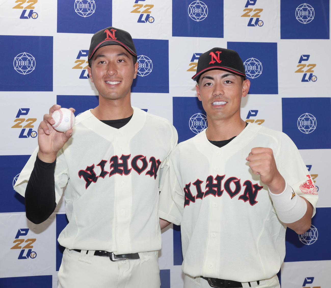 国学院大対日大　完封勝利した日大・市川祐（左）と決勝打の谷端は笑顔を見せる（撮影・柴田隆二）