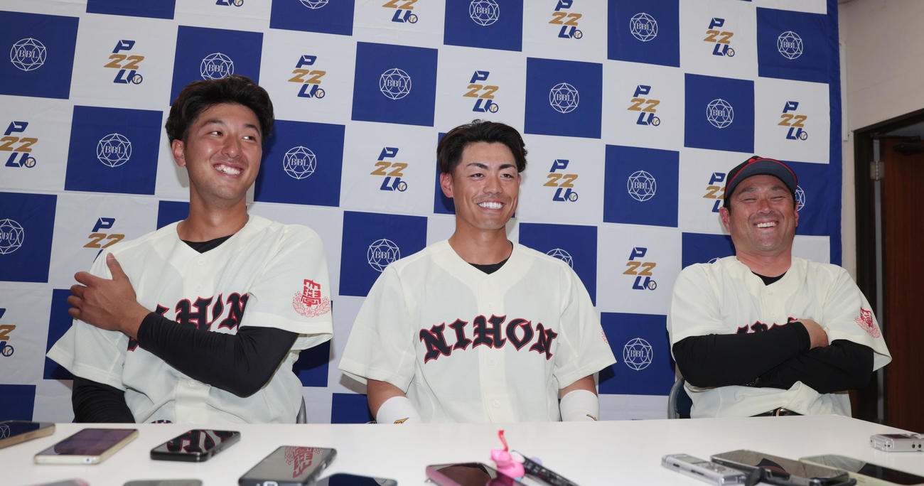 国学院大対日大　左から完封勝利した日大・市川祐、決勝打の谷端、片岡監督は笑顔を見せる（撮影・柴田隆二）