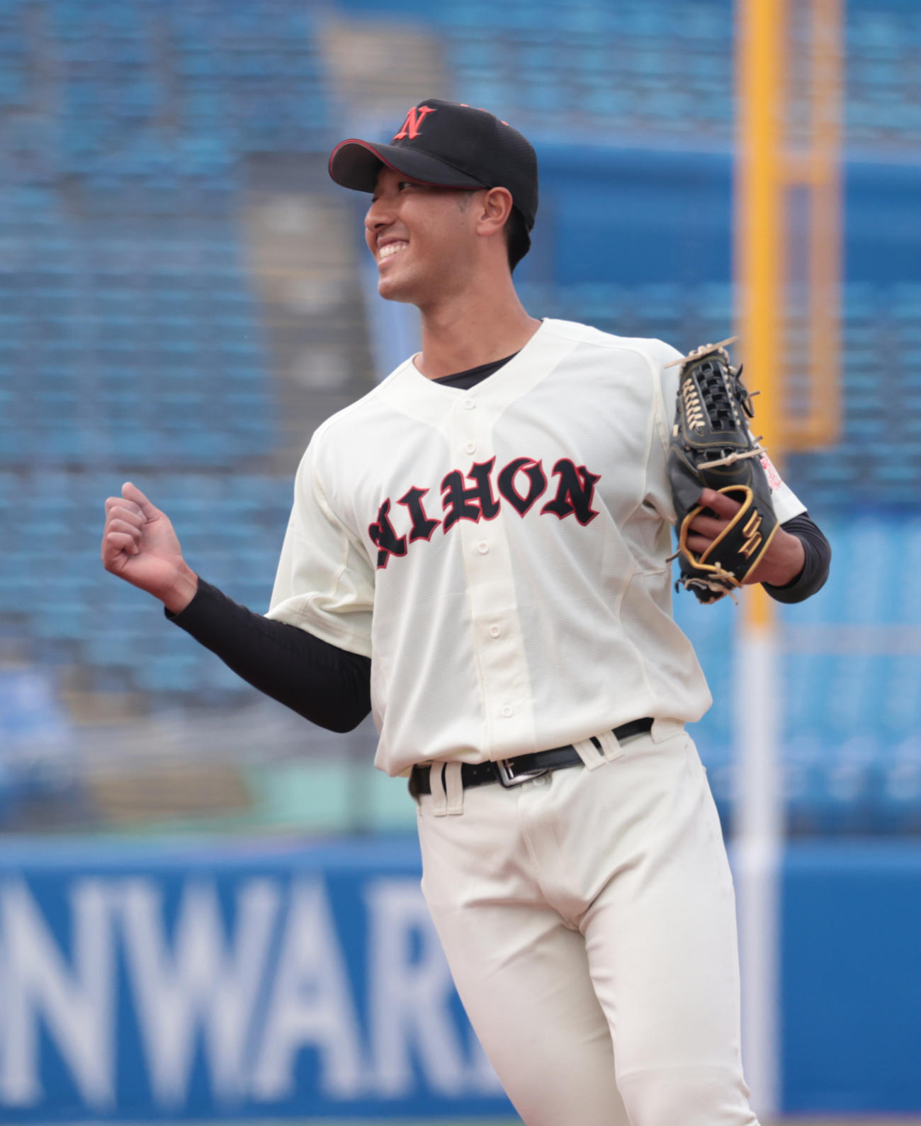 国学院大対日大　完封勝利した日大・市川祐はガッツポーズする（撮影・柴田隆二）