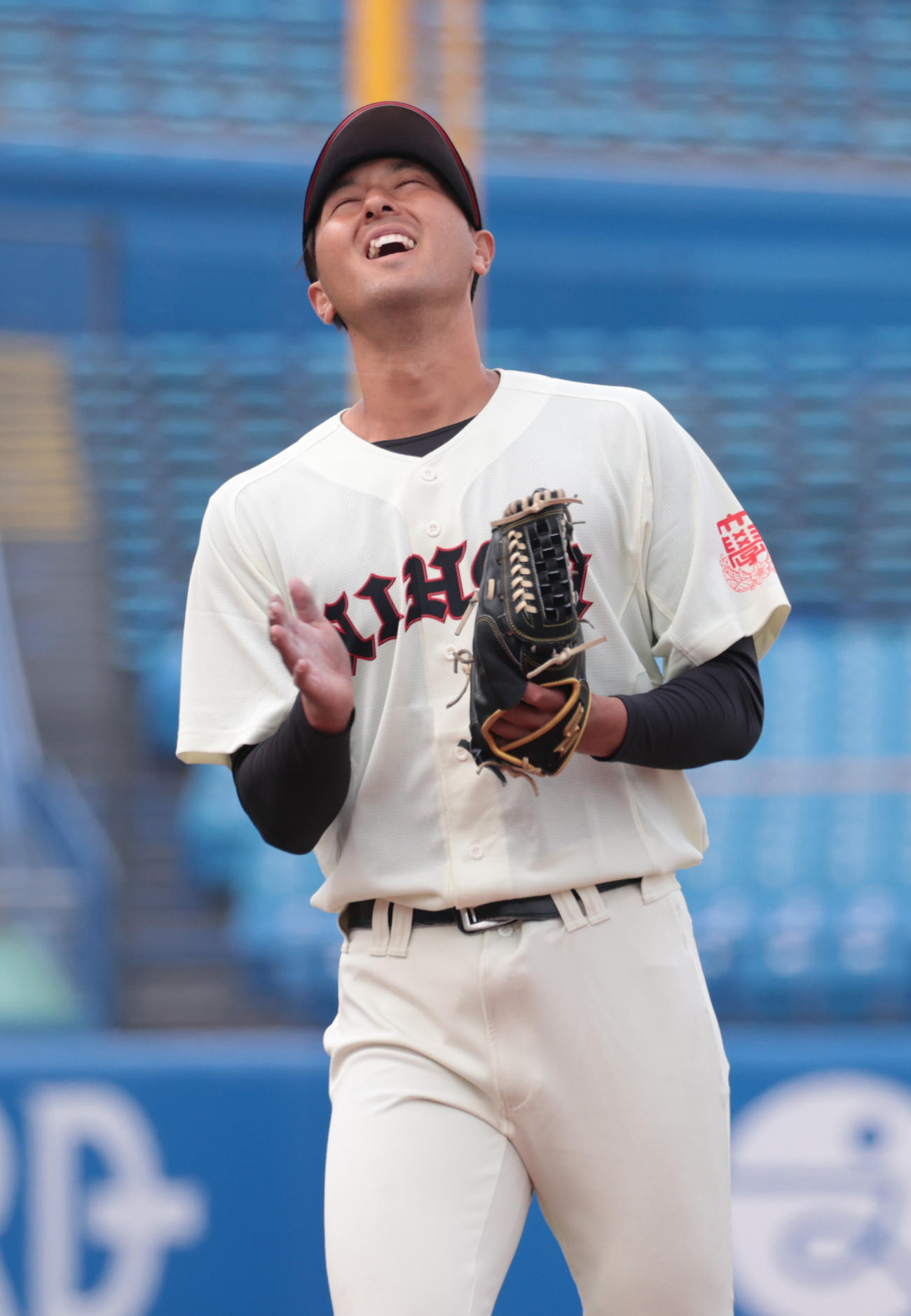 国学院大対日大　完封勝利した日大・市川祐は笑顔を見せる（撮影・柴田隆二）