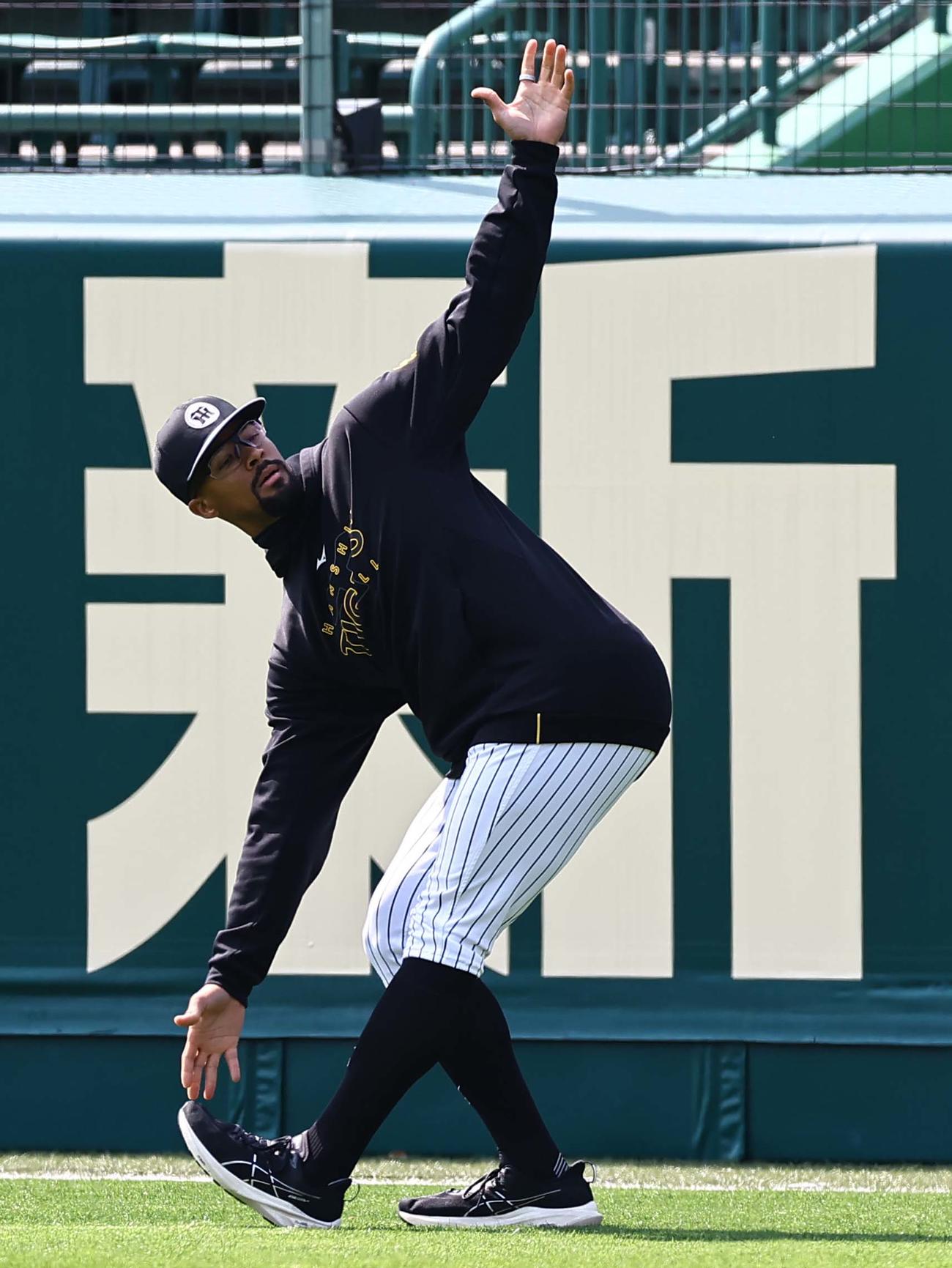 甲子園球場でウオーミングアップするデュプランティエ（撮影・上田博志）
