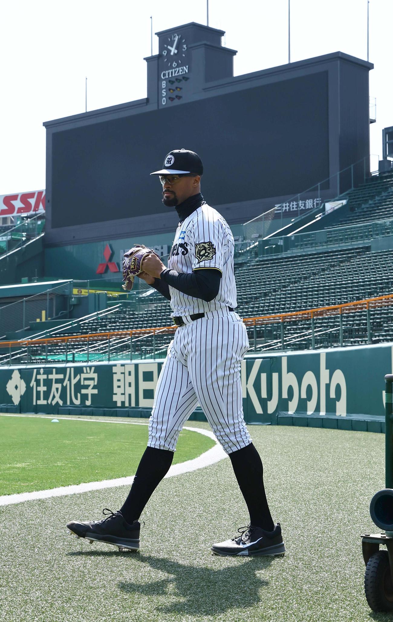 甲子園球場で練習をするデュプランティエ（撮影・上田博志）