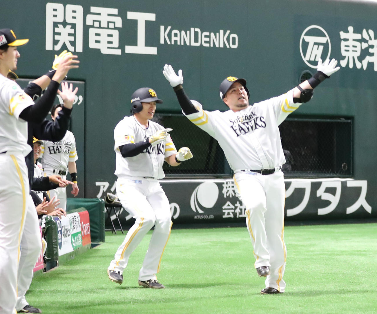 6日西武戦の1回、先制2ランを放ち「どすこい」ポーズの山川穂高