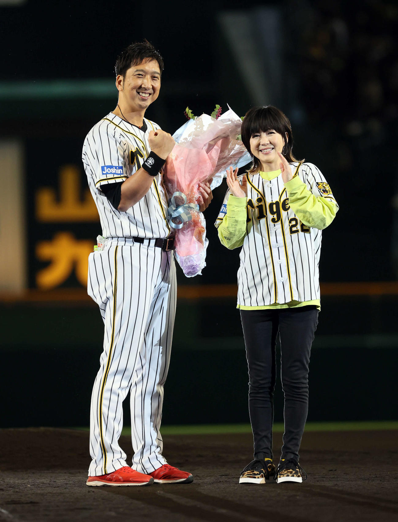 20年11月、リンドバーグの渡瀬マキ（右）から花束を贈られた阪神藤川