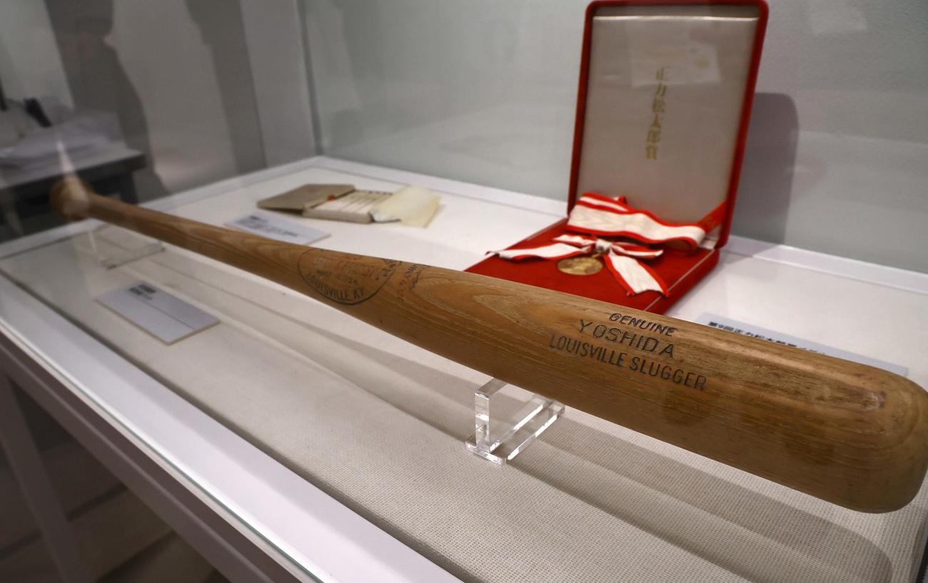 甲子園歴史館で開催されている吉田義男氏追悼展に展示されているバット（撮影・上田博志）