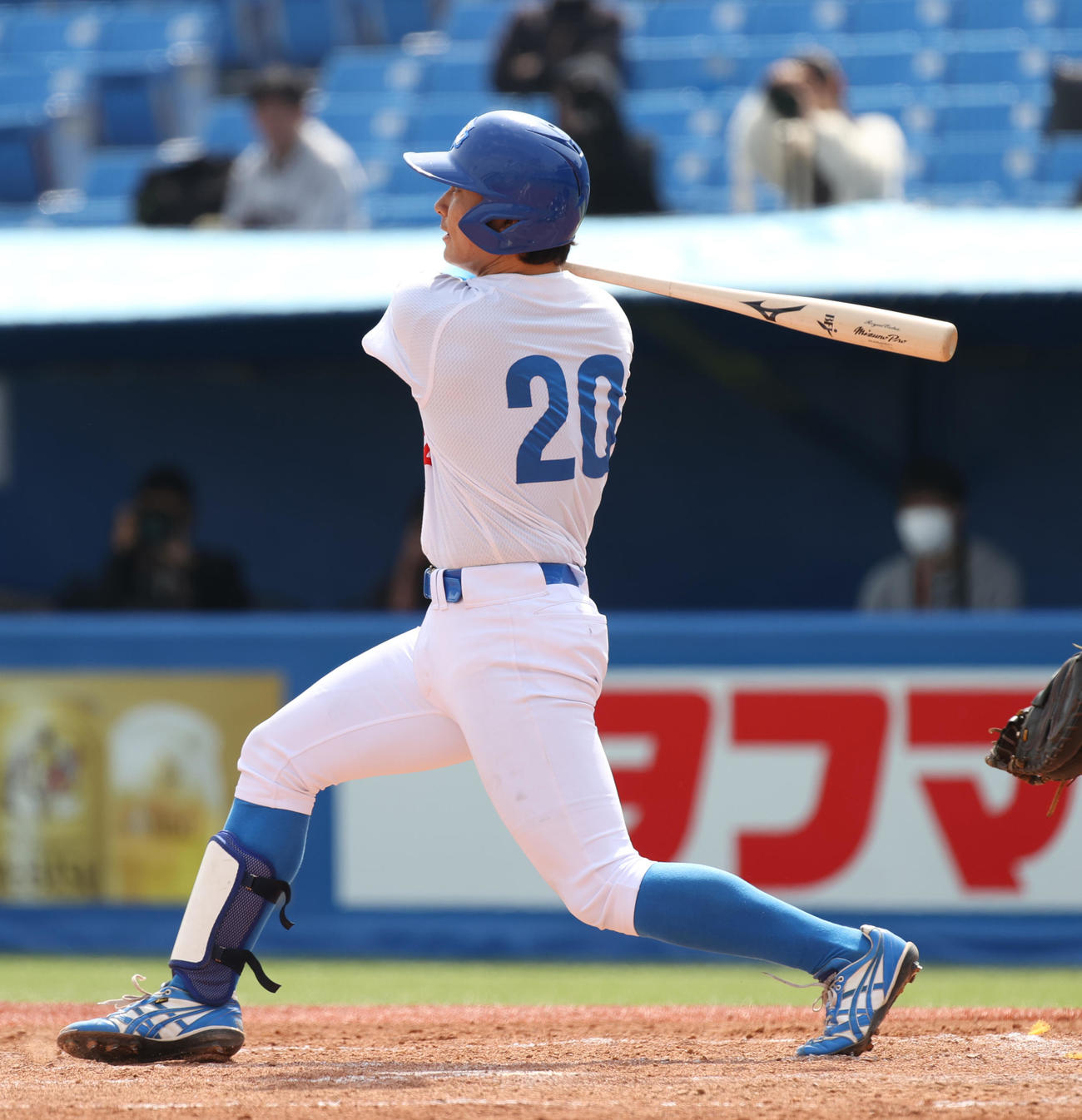 中大対青学大　2回裏青学大1死二塁、南川は右中間に適時三塁打を放つ（撮影・柴田隆二）