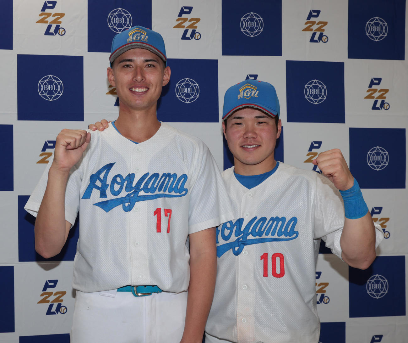 中大対青学大　勝利投手の青学大・ヴァデルナ（左）と本塁打を打った小田はガッツポーズする（撮影・柴田隆二）