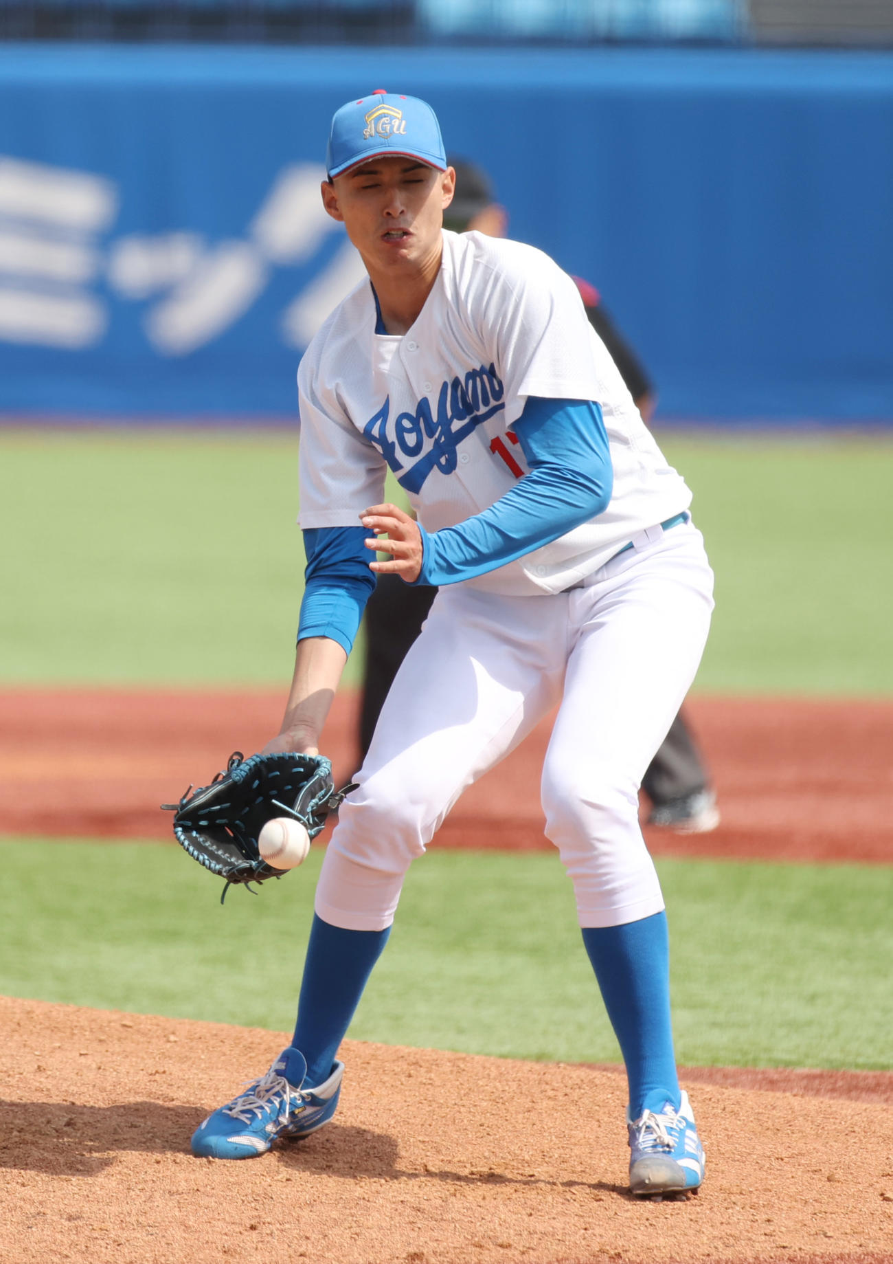 中大対青学大　6回表中大2死二塁、若井の投ゴロを好捕する青学大・ヴァデルナ（撮影・柴田隆二）