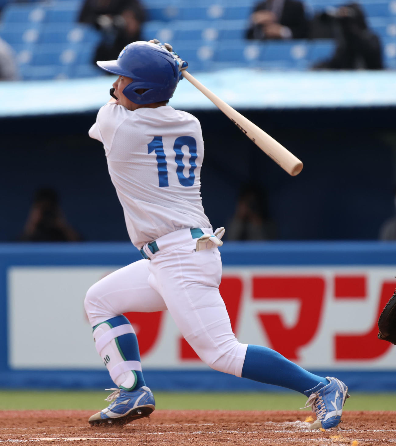 中大対青学大　1回裏青学大1死二塁、小田は右中間に本塁打を放つ（撮影・柴田隆二）