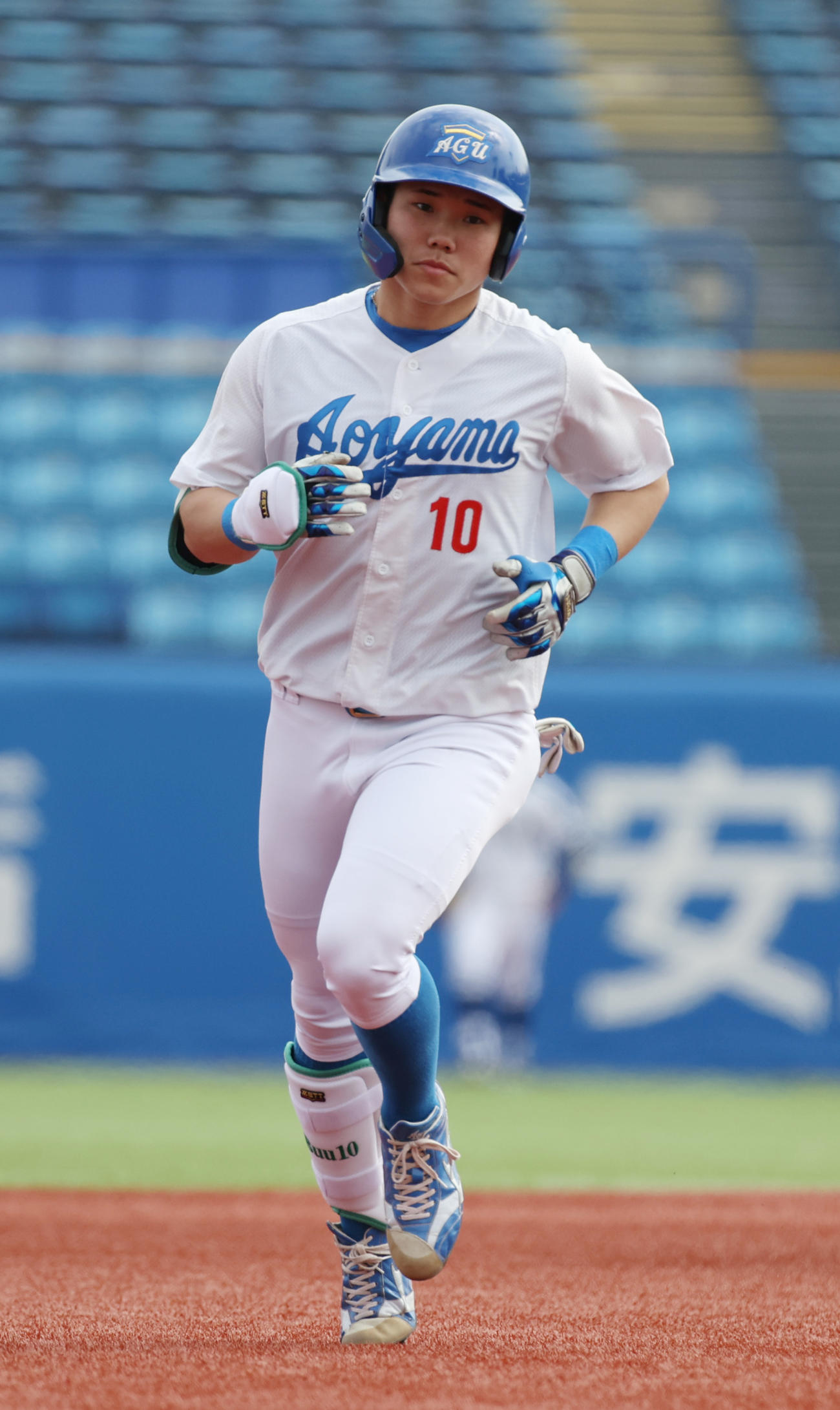 中大対青学大　1回裏青学大1死二塁、小田は右中間に本塁打を放ち三塁に向かう（撮影・柴田隆二）