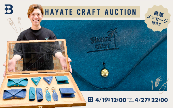 プライベートで手掛けるブランド『HAYATE CRAFT』とのコラボレーション商品を笑顔で紹介するDeNA中川颯（球団提供）