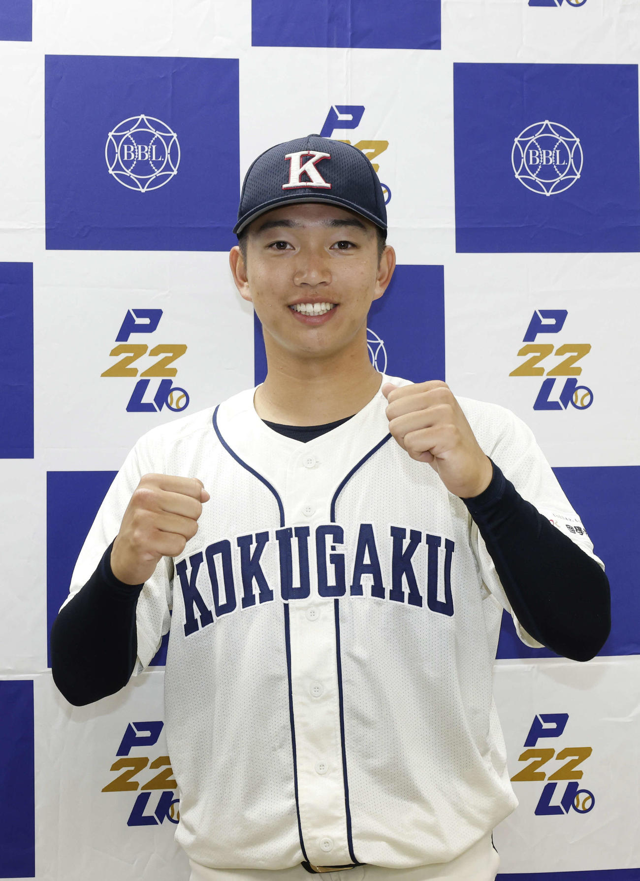 日大対国学院大　決勝本塁打を放った国学院大・竹野が笑顔でガッツポーズ（撮影・増田悦実）