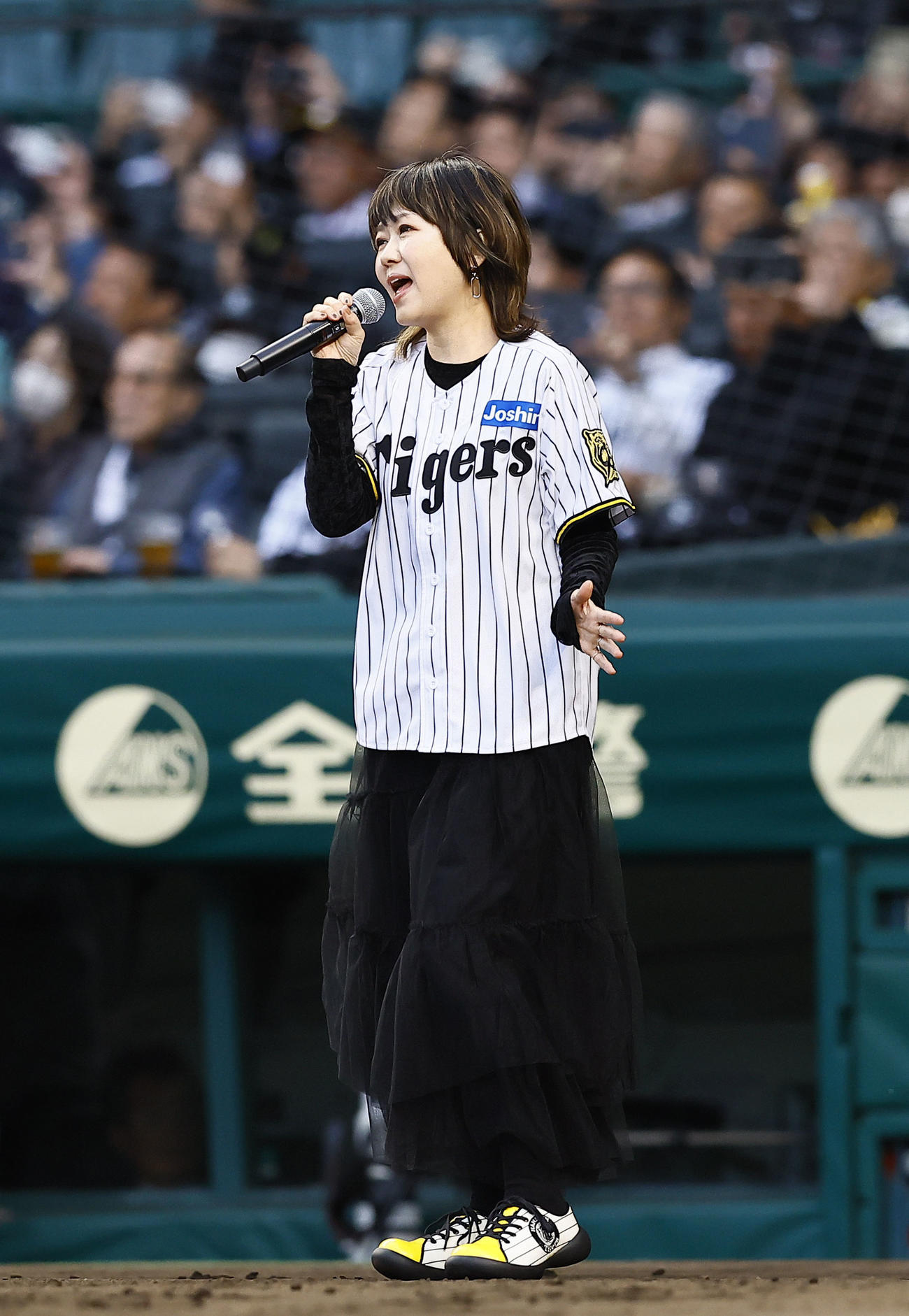 阪神対ヤクルト　ライブを行うLINDBERG渡瀬マキ（撮影・藤尾明華）