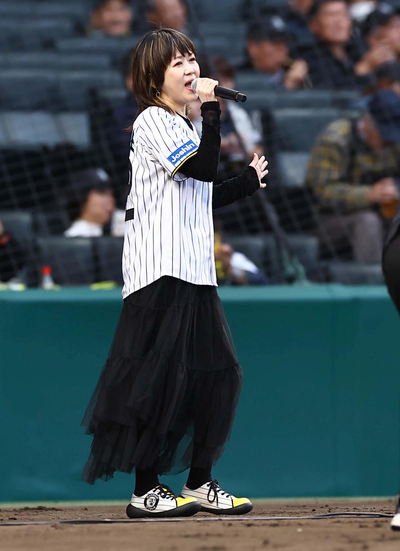 藤川監督、現役時代の登場曲を歌うLINDBERG・渡瀬マキ（撮影・上田博志）