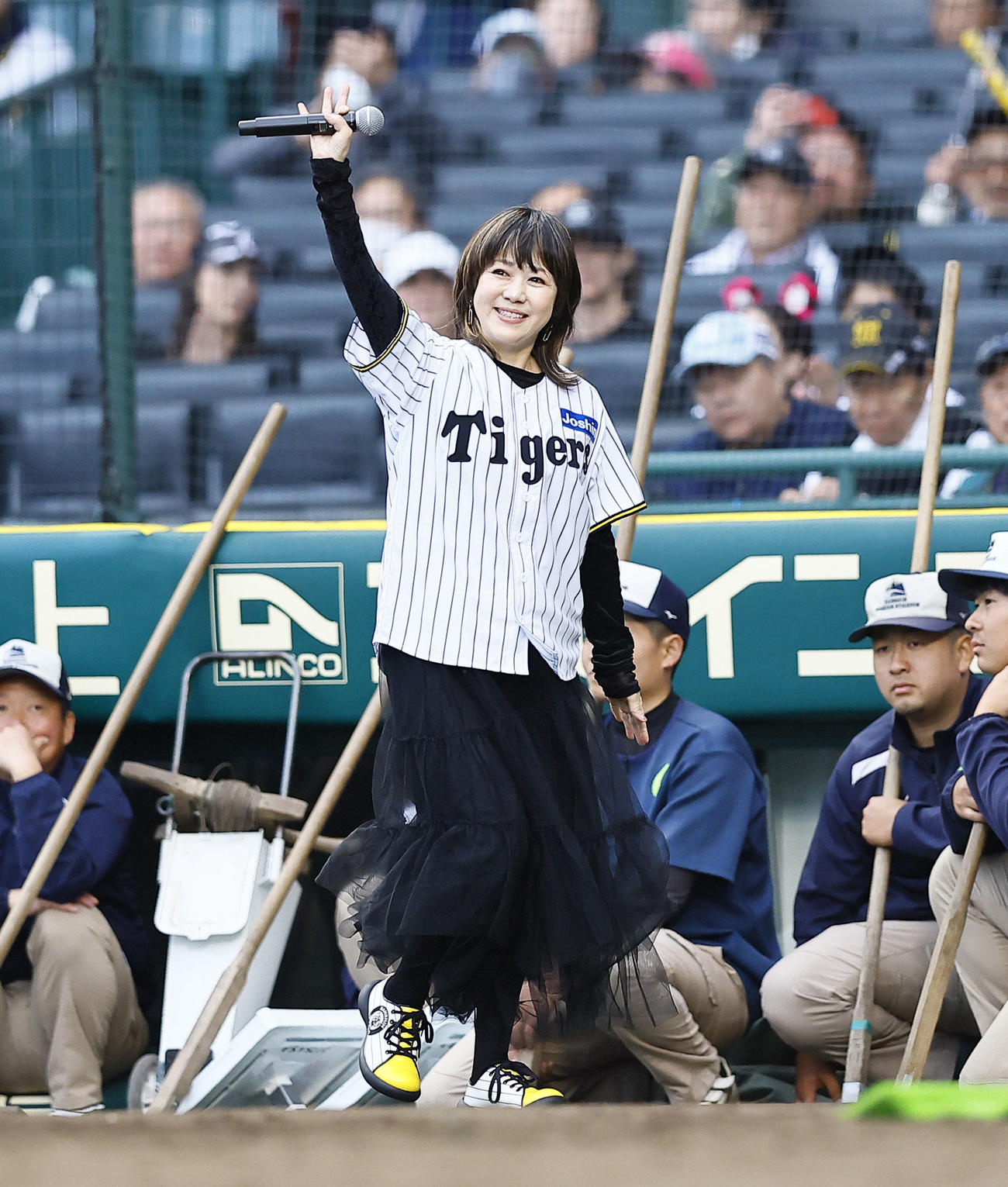 阪神対ヤクルト　ライブに登場したLINDBERG渡瀬マキ（撮影・藤尾明華）