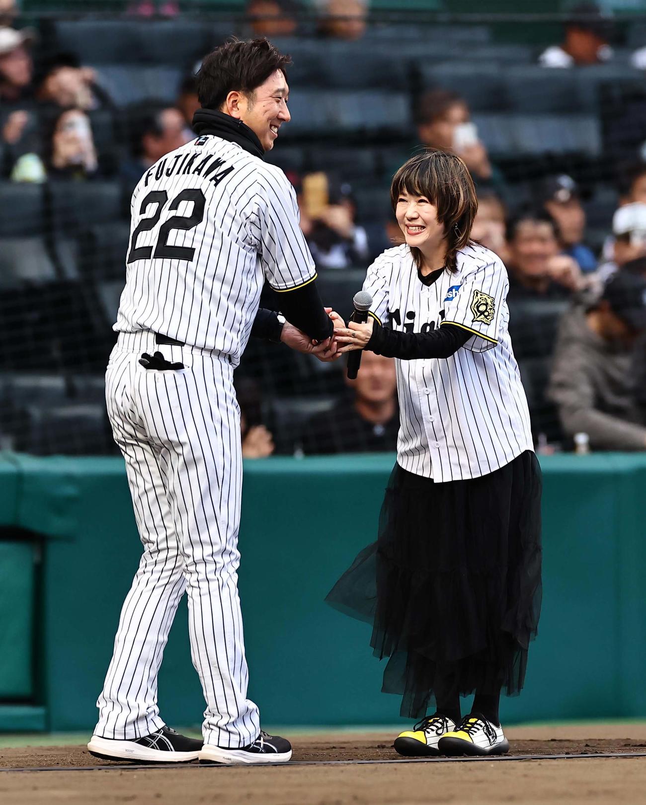 LINDBERG・渡瀬マキ（右）は藤川監督と握手を交わす（撮影・上田博志）