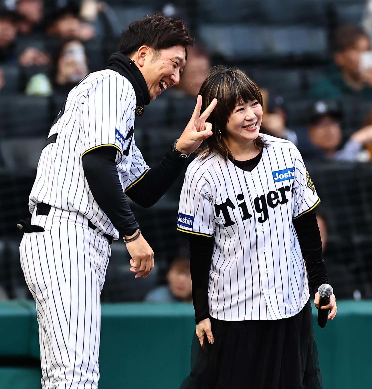 LINDBERG・渡瀬マキ（右）と記念撮影をする藤川監督（撮影・上田博志）