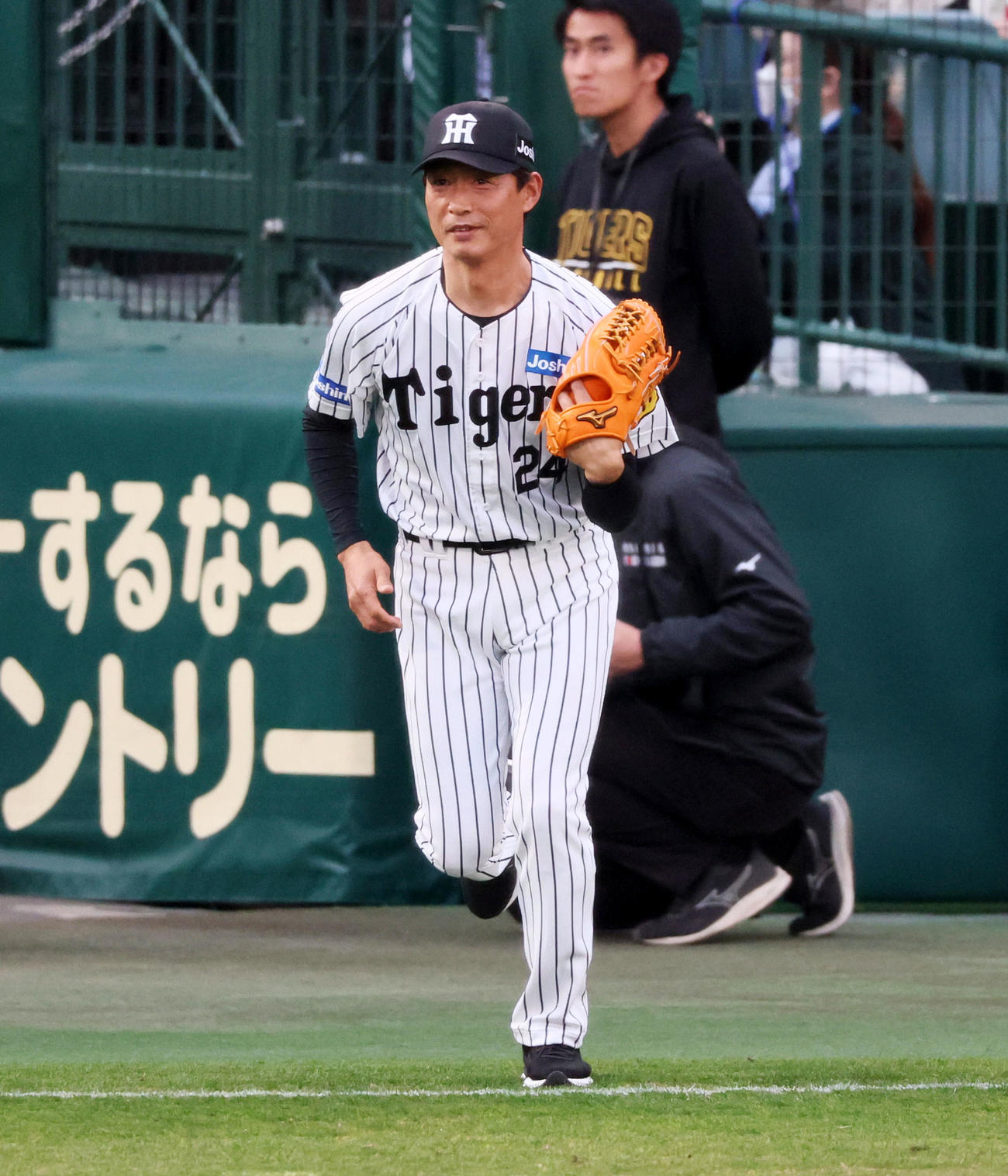 阪神対ヤクルト　試合前、守備位置に就く阪神レジェンドOBの桧山氏（撮影・加藤哉）