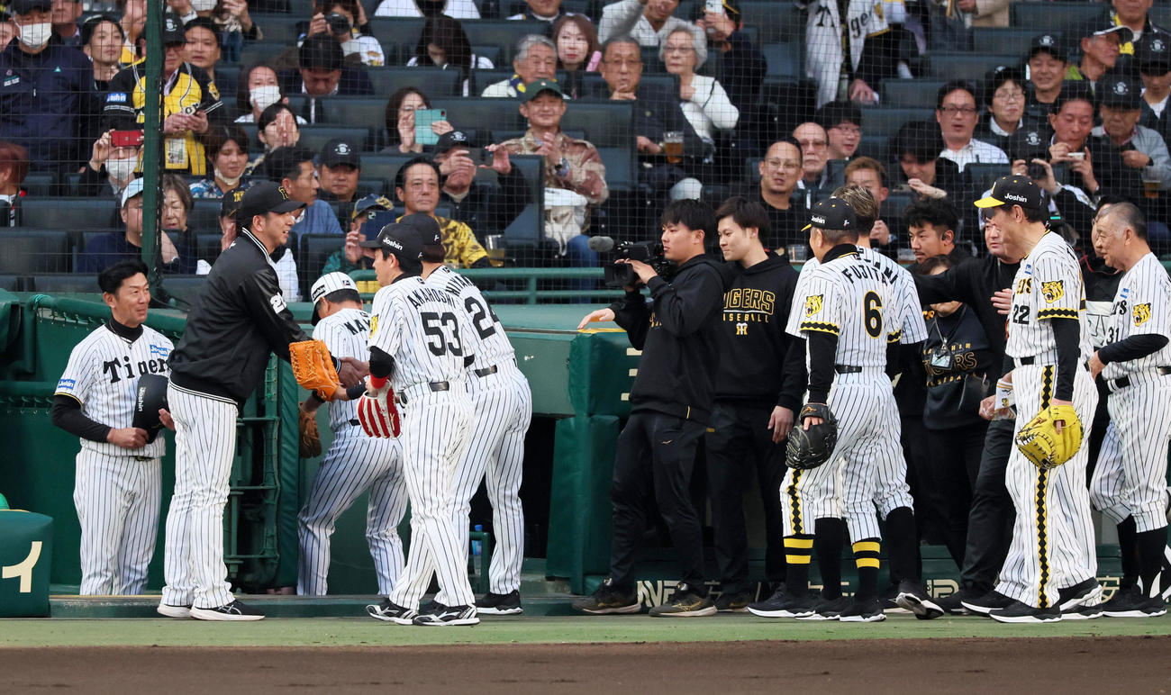阪神対ヤクルト　試合前守備位置に就いた阪神レジェンドOBを迎える藤川監督（撮影・加藤哉）