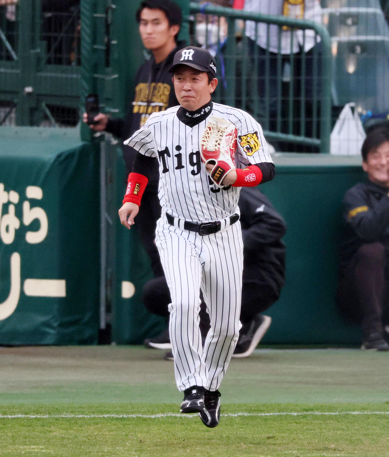 阪神対ヤクルト　試合前、守備位置に就く阪神レジェンドOBの赤星氏（撮影・加藤哉）