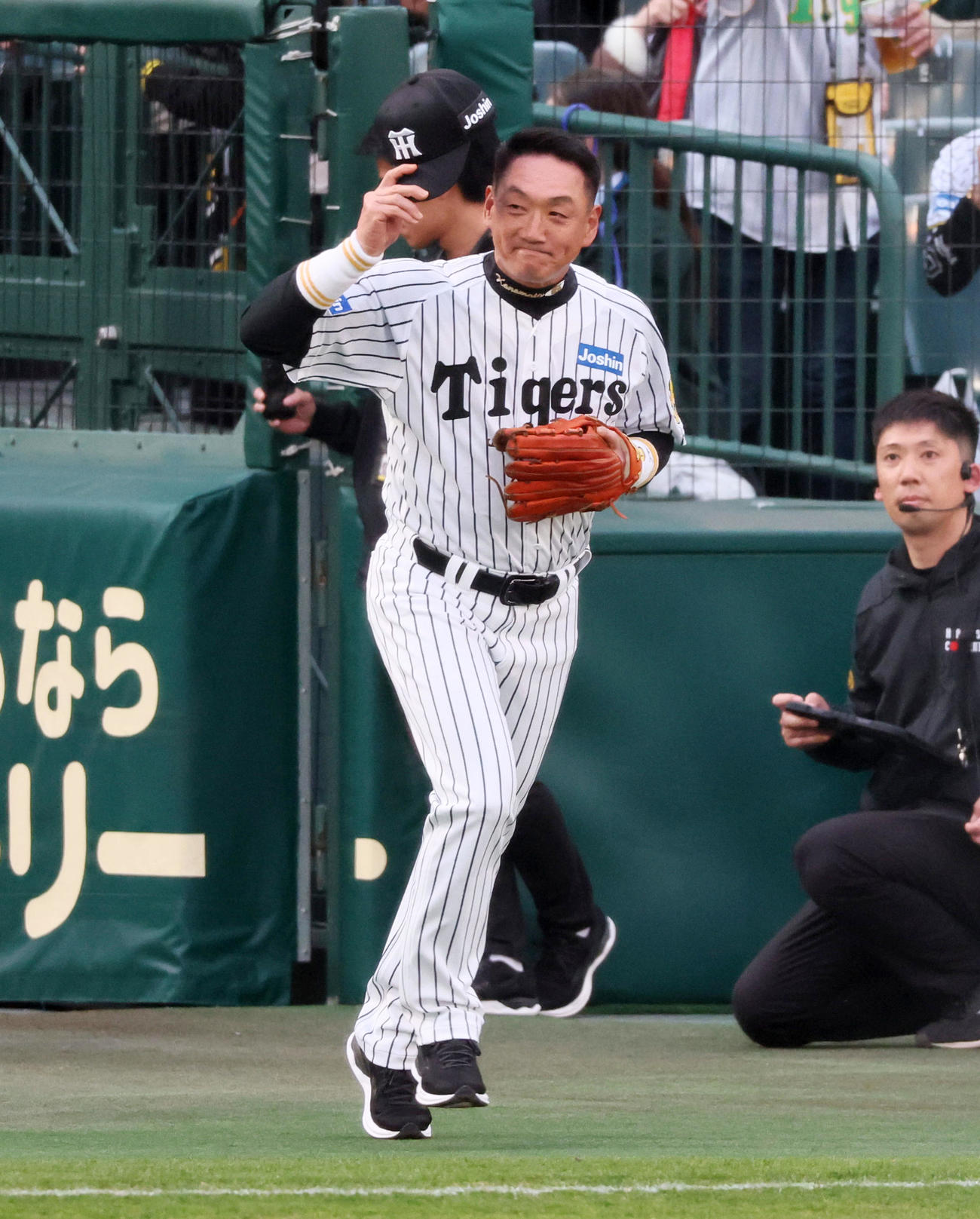 阪神対ヤクルト　試合前、守備位置に就く阪神レジェンドOBの金本氏（撮影・加藤哉）