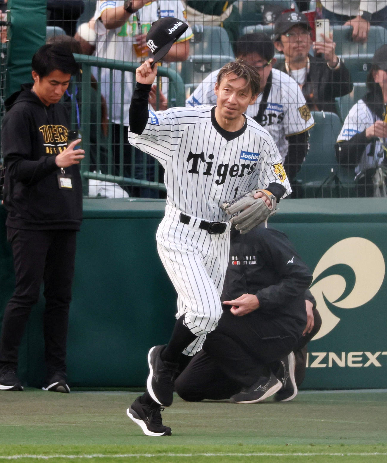 阪神対ヤクルト　試合前、守備位置に就く阪神レジェンドOBの鳥谷氏（撮影・加藤哉）