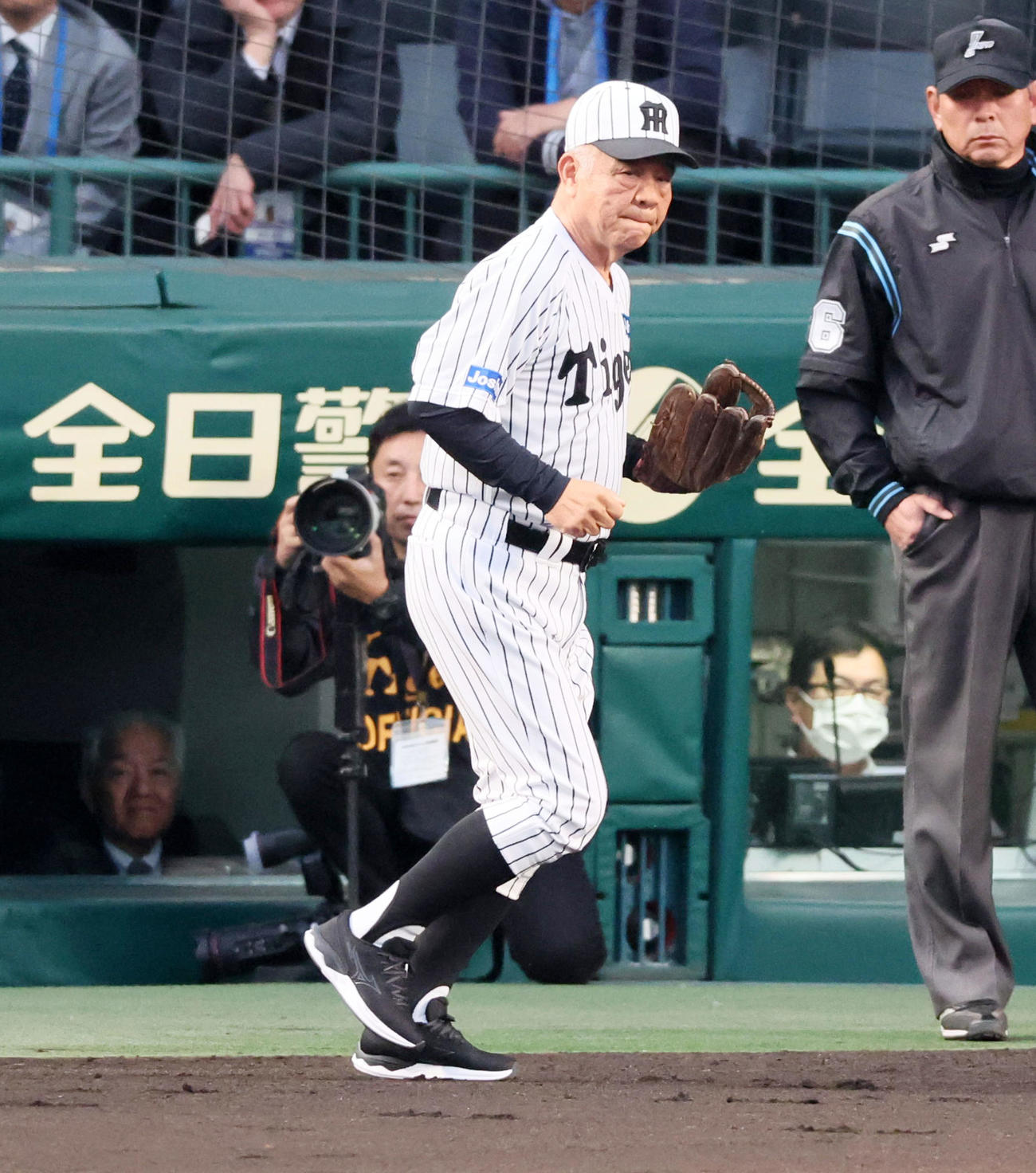 阪神対ヤクルト　試合前、守備位置に就く阪神レジェンドOBの掛布氏（撮影・加藤哉）