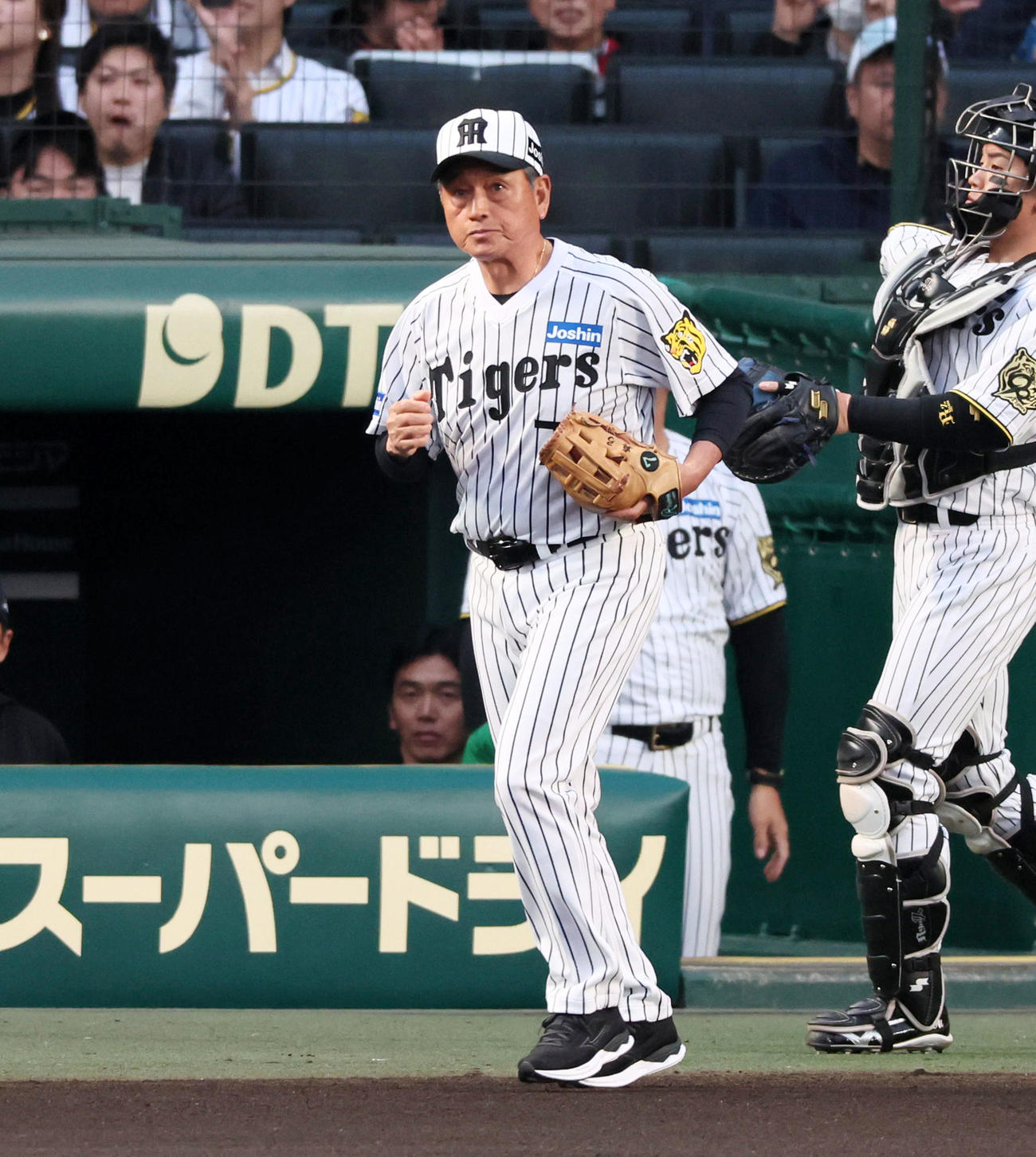 阪神対ヤクルト　試合前、守備位置に就く阪神レジェンドOBの真弓氏（撮影・加藤哉）