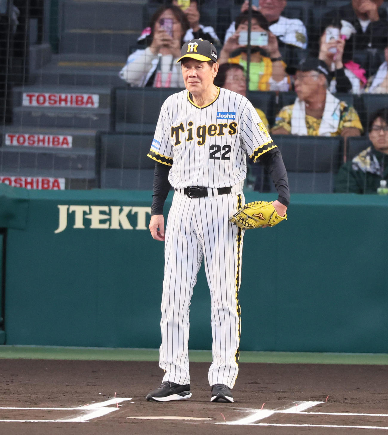 阪神対ヤクルト　試合前、守備位置に就く阪神レジェンドOBの田淵氏（撮影・加藤哉）