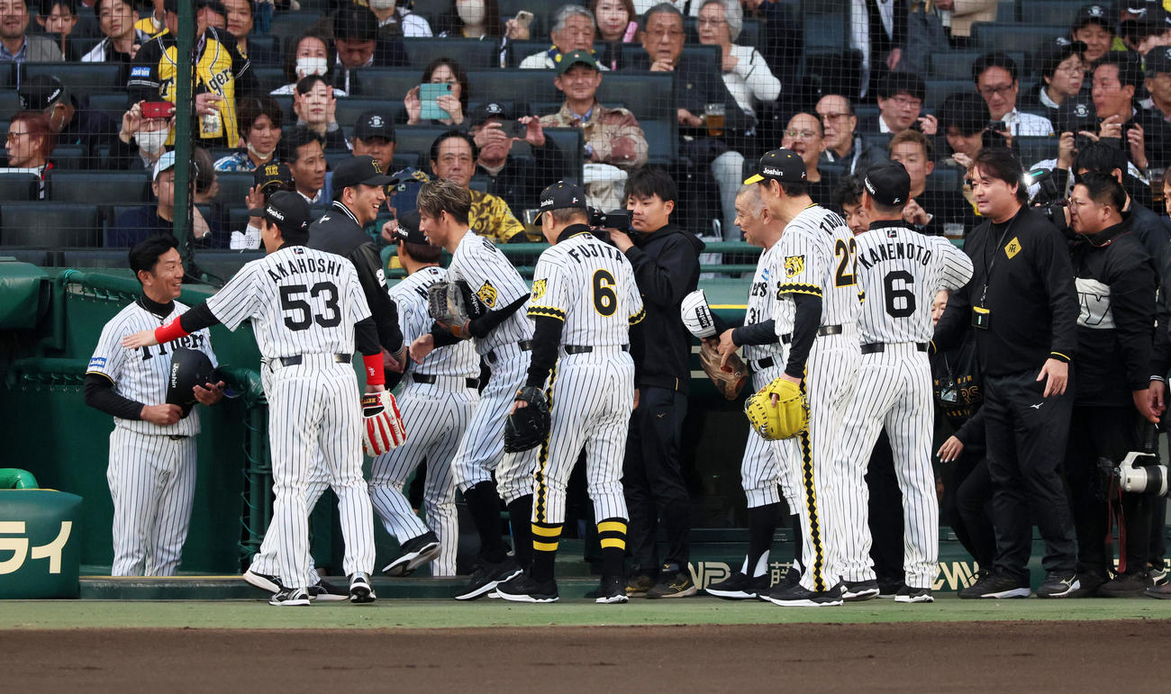 阪神対ヤクルト　試合前守備位置に就いた阪神レジェンドOBを迎える藤川監督（撮影・加藤哉）