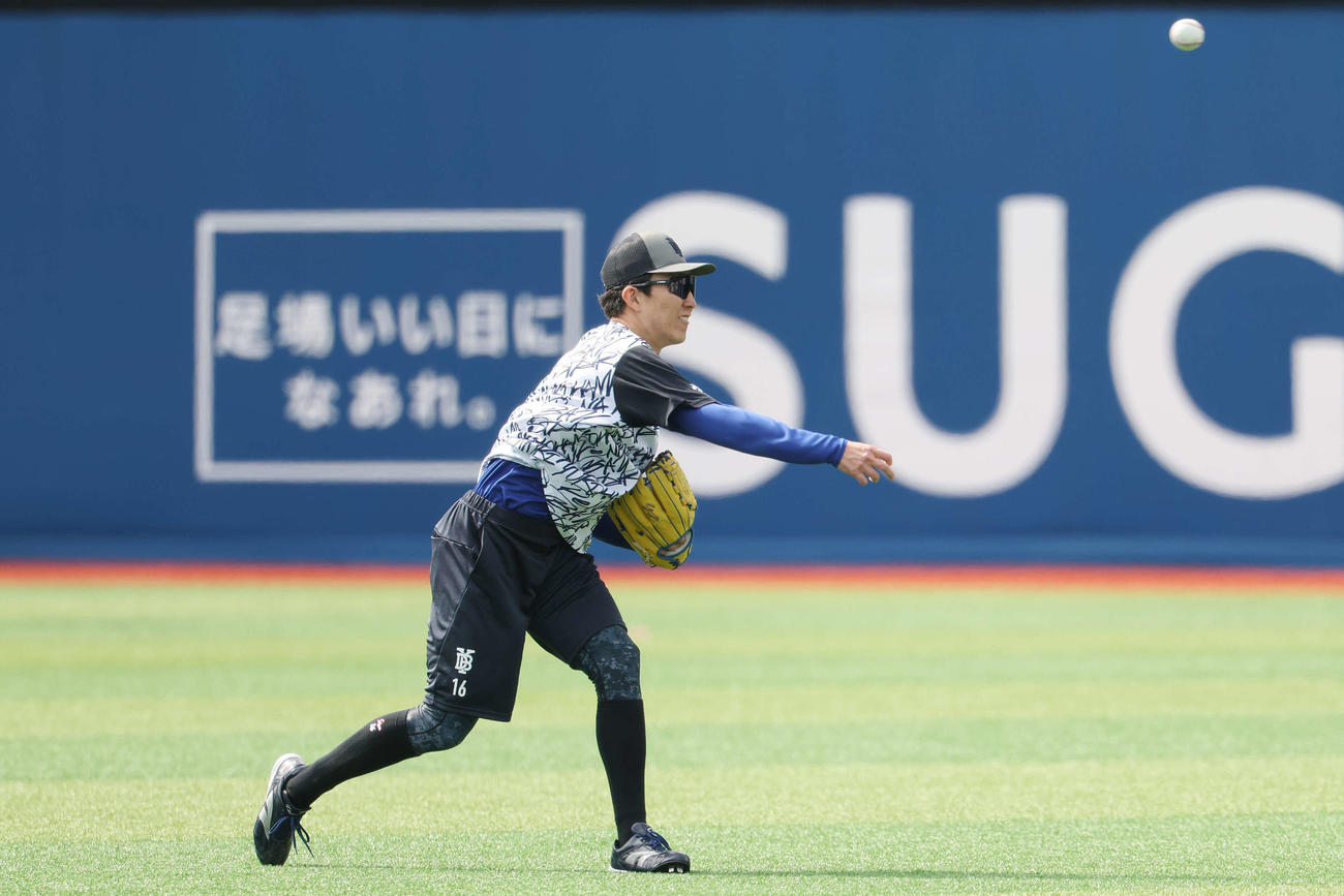 DeNA対巨人　試合前、キャッチボールするDeNA大貫（撮影・宮地輝）