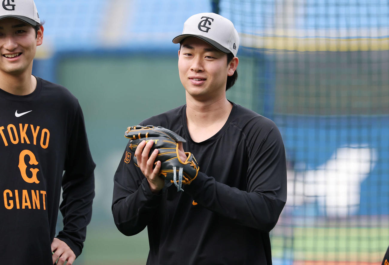 DeNA対巨人　試合前、笑顔を見せる巨人山崎（撮影・宮地輝）