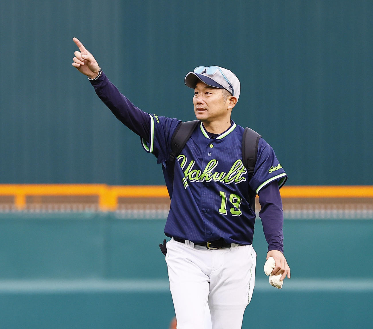グラウンドを引き揚げるヤクルト石川（撮影・藤尾明華）