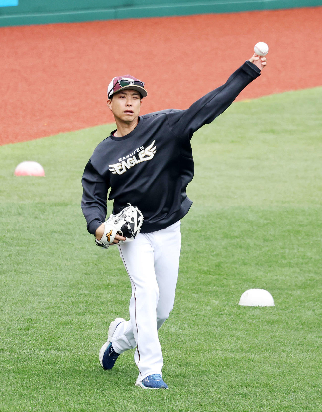 楽天対日本ハム　キャッチボールする楽天辛島（撮影・鈴木正人）　