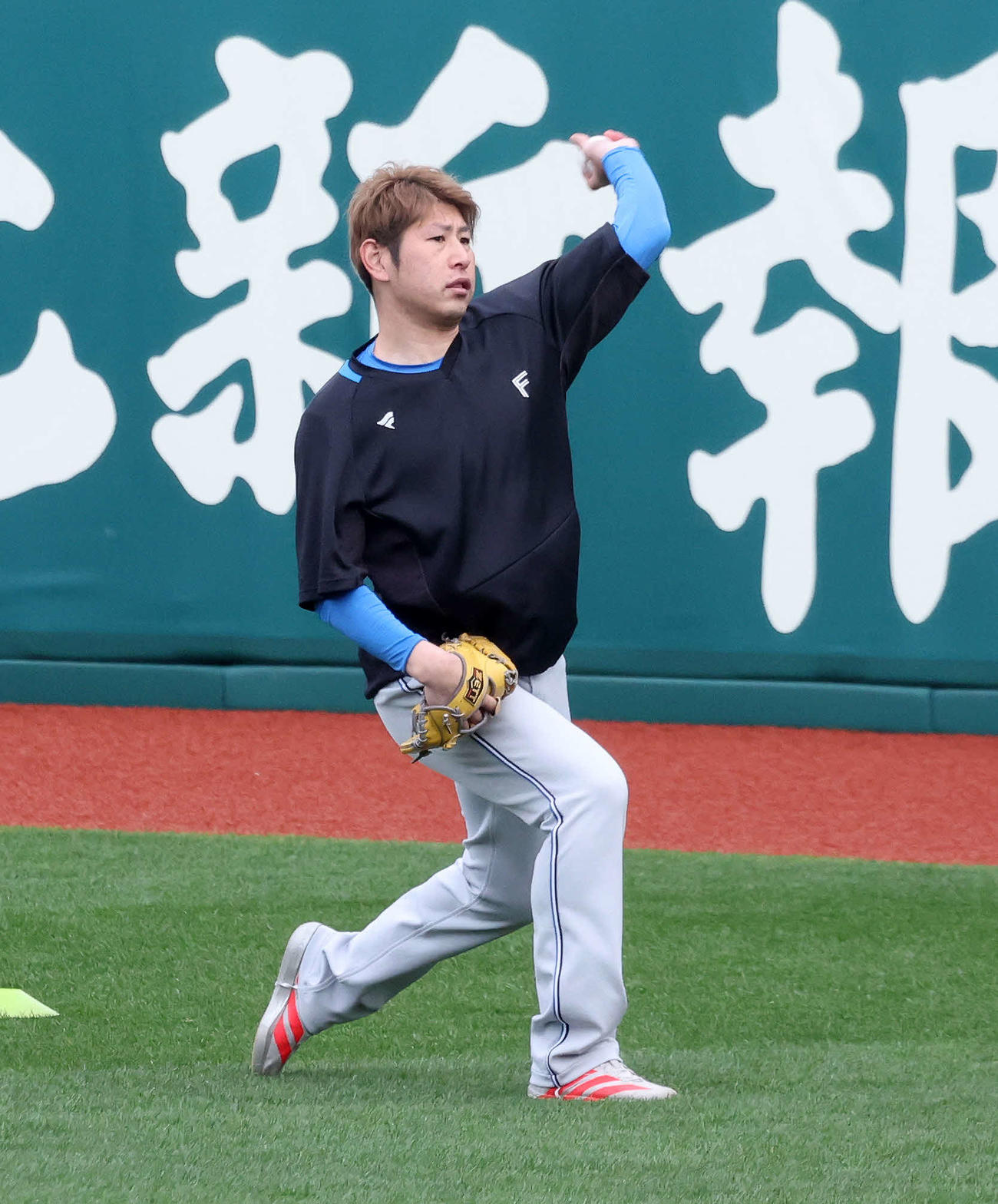 楽天対日本ハム　キャッチボールする日本ハム加藤貴（撮影・鈴木正人）　