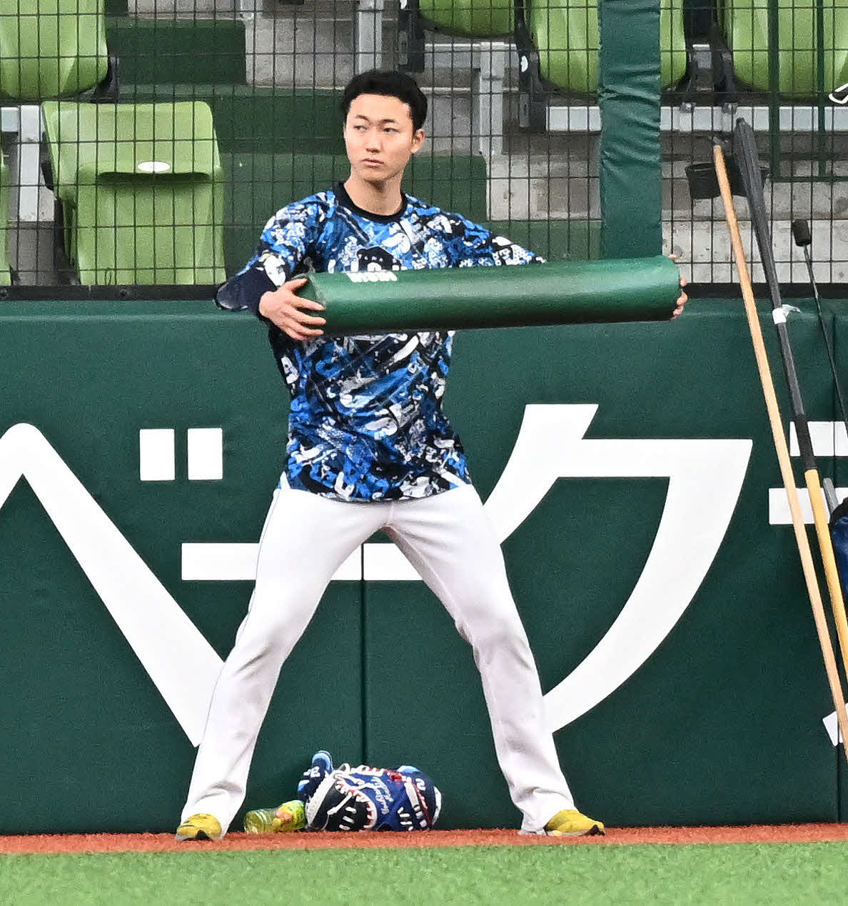 西武対ロッテ　試合前練習で調整する西武菅井（撮影・滝沢徹郎）