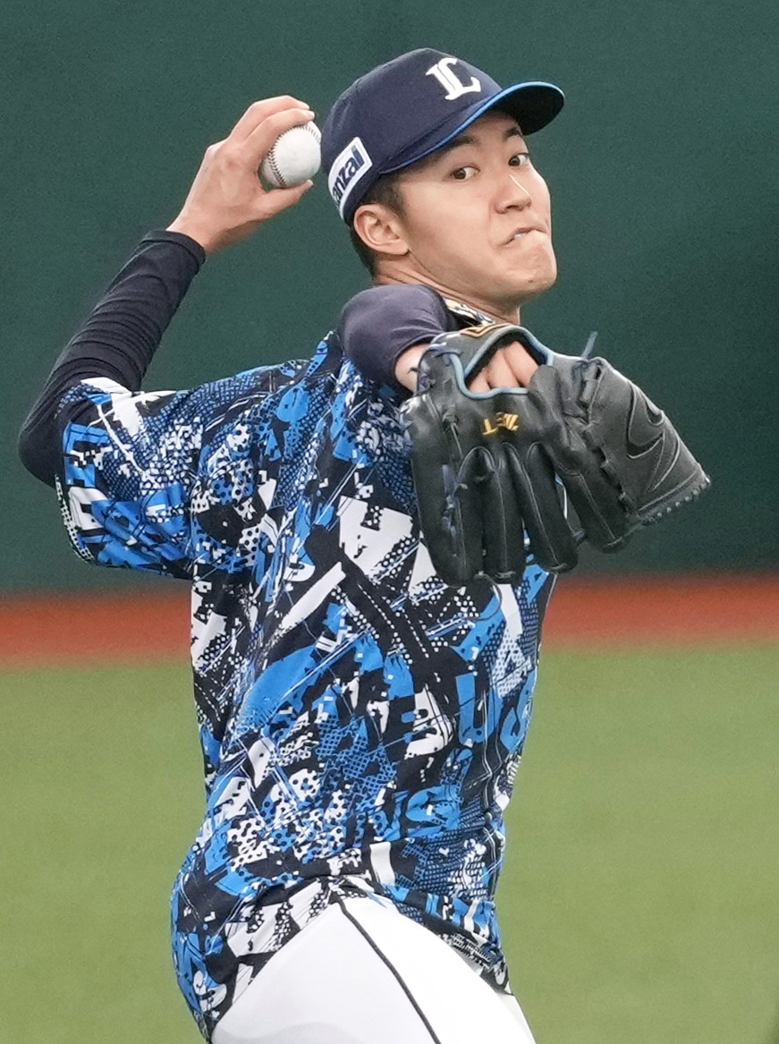 今季初登板を控え投球練習する西武の菅井（共同）