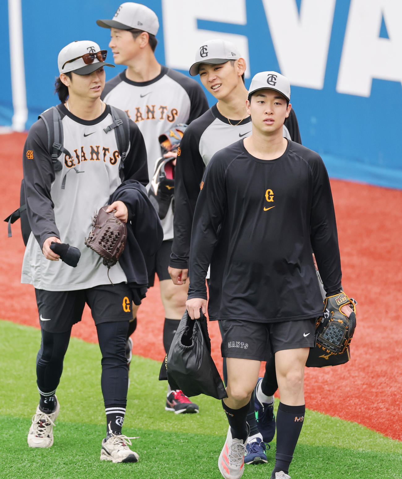 DeNA対巨人　練習に向かう山崎（手前）ら巨人投手陣（撮影・野上伸悟）